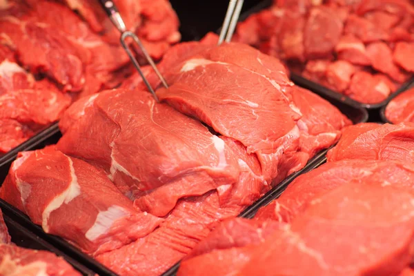 Variedad de lonchas de carne en cajas en el supermercado — Foto de Stock