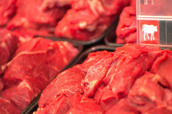 Variedad de lonchas de carne en cajas en el supermercado —  Fotos de Stock