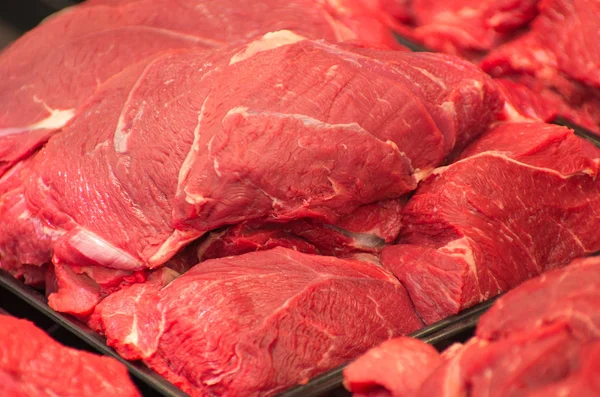 Variedad de lonchas de carne en cajas en el supermercado — Foto de Stock