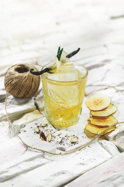 Beyaz arka plan üzerinde kokteyl süslenmiş