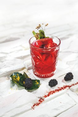 Beyaz arka plan üzerinde kokteyl süslenmiş