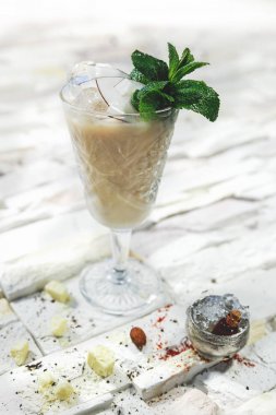 Beyaz arka plan üzerinde kokteyl süslenmiş