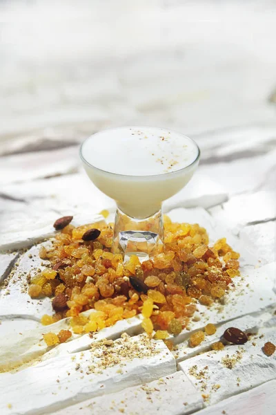 Cocktail guarnito su sfondo bianco — Foto Stock