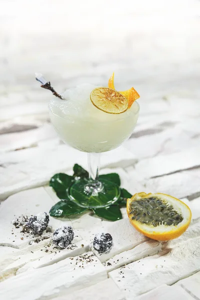 Cocktail guarnito su sfondo bianco — Foto Stock