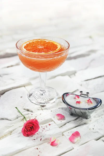 Garniert Cocktail auf weißem Hintergrund — Stockfoto