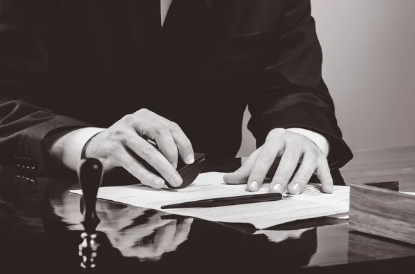 A assinar contrato. Advogado ou nota no seu local de trabalho — Fotografia de Stock