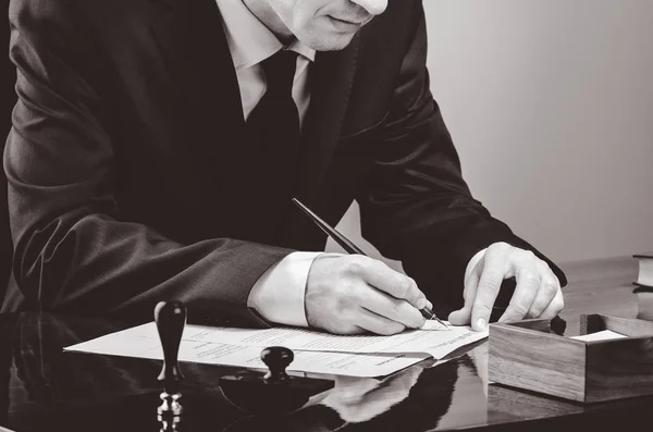 Vertragsunterzeichnung. Rechtsanwalt oder Notar an seinem Arbeitsplatz — Stockfoto