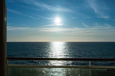 Bir yolcu gemisinin güvertesinden gün batımı