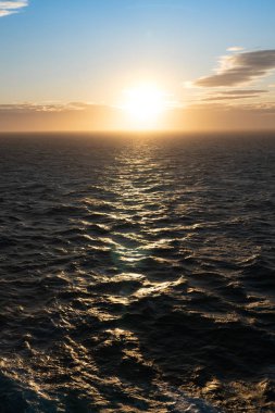 Denizin üzerinde güzel bir gün doğumu, turuncu renk filtrelenmiş efekt