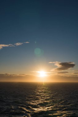 Denizin üzerinde güzel bir gün doğumu, turuncu renk filtrelenmiş efekt