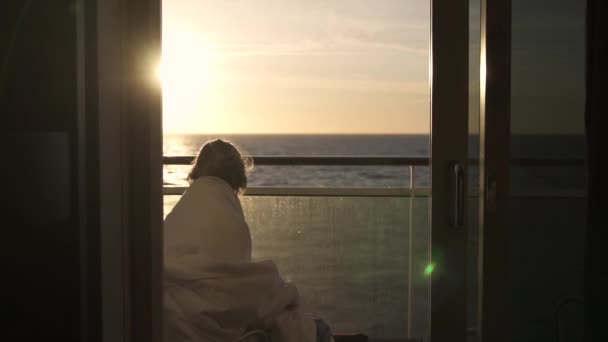 Tiener meisje kijken zonsopgang van balkon op cruise schip — Stockvideo