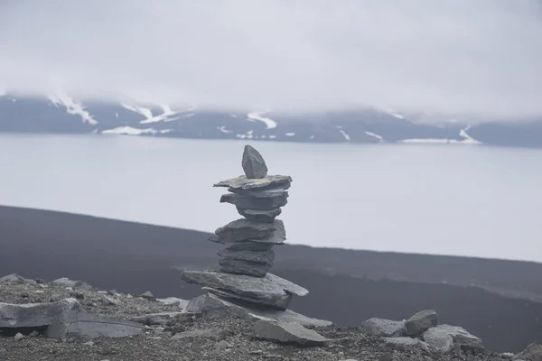 Piedras apiladas en la costa de la Antártida — Foto de Stock