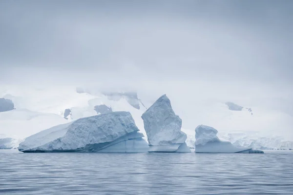 Antarctische gletsjer in de sneeuw. mooie winter achtergrond. — Stockfoto