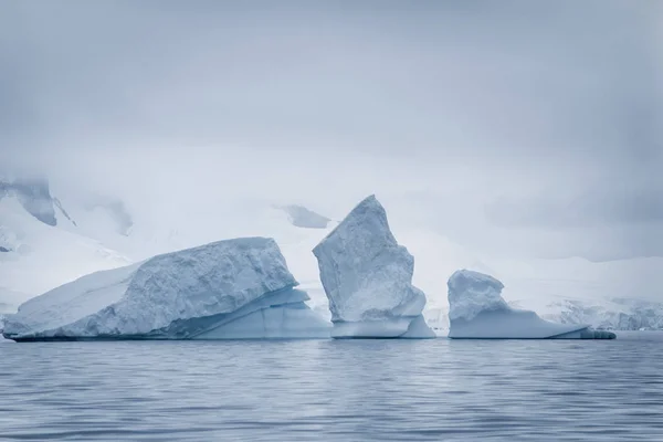 雪の中で南極の氷河。美しい冬の背景. — ストック写真