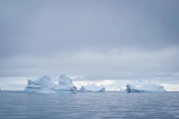 Glaciar antártico en la nieve. Fondo hermoso invierno . — Foto de Stock