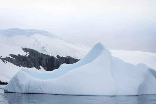 Ανταρκτική παγετώνα στο χιόνι. όμορφο χειμωνιάτικο φόντο. — Φωτογραφία Αρχείου