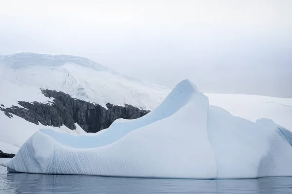 Glaciar antártico en la nieve. Fondo hermoso invierno . — Foto de Stock