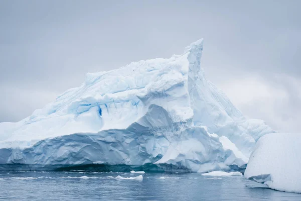 Ghiacciaio antartico nella neve. Bellissimo sfondo invernale . — Foto Stock