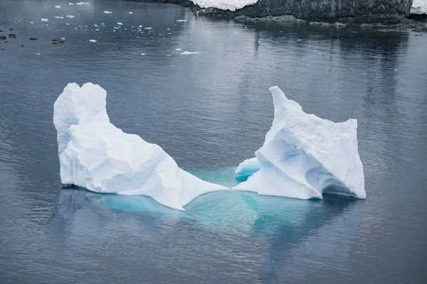 雪の中で南極の氷河。美しい冬の背景. — ストック写真