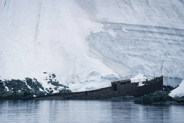 Old whaling rusty ship on Grytviken, Antarctica — ストック写真