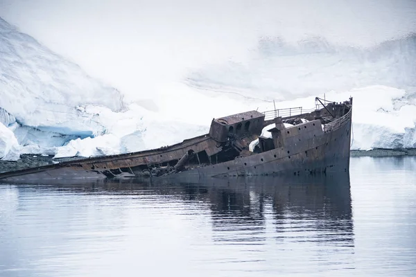 Stará rezavá velrybářská loď na Grytvikenu v Antarktidě — Stock fotografie