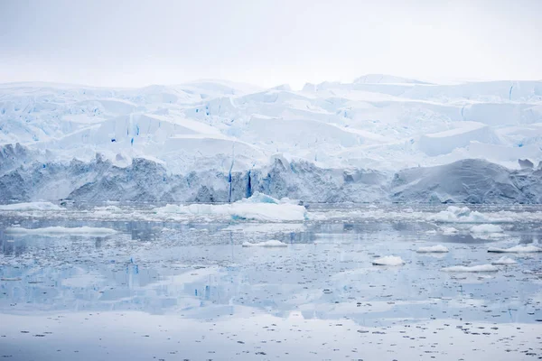Υπερθέρμανση του πλανήτη - Παγόβουνα στην Ανταρκτική χερσόνησο, Ανταρκτική — Φωτογραφία Αρχείου