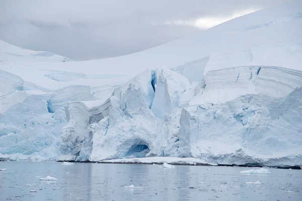 Globális felmelegedés - Jéghegyek az Antarktiszi-félszigeten, Antarktisz — Stock Fotó