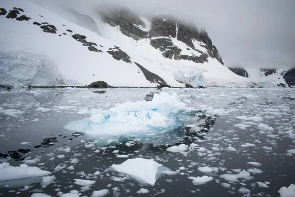 Pedaços de gelo derretidos na península da Antártida, deslumbrante paisagem gelada na Antártida — Fotografia de Stock