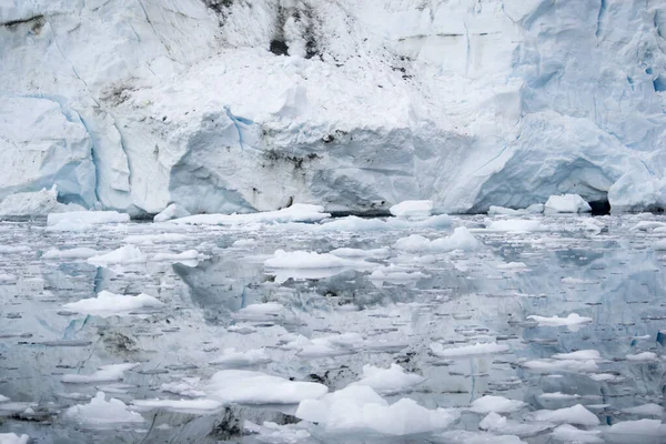 Pezzi di ghiaccio rotti che si sciolgono nella penisola antartica, paesaggi ghiacciati mozzafiato in Antartide — Foto Stock