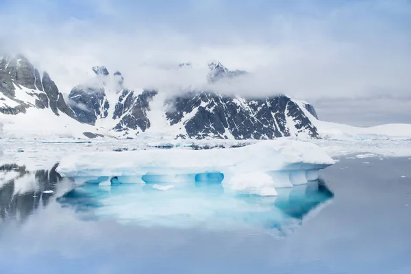 Aquecimento global - Icebergs na península Antártica, Antártida — Fotografia de Stock