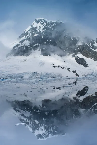 水の下の景色を望む海の美しい氷山。地球温暖化の概念。溶ける氷河 — ストック写真