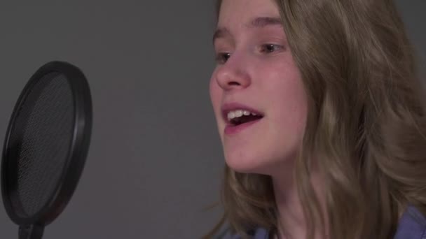 Glückliche Teenager Mädchen Hause Singen Mit Mikrofon Und Spielen Ukulele — Stockvideo