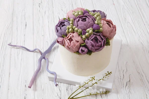 裸の結婚式の誕生日ケーキ クリームと素朴な層自家製ケーキ バラの花で飾られたデザート ケーキのピース ビーガン生ケーキ 休日のコンセプト — ストック写真