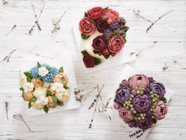 Düğün, şenlikli, gül çiçekli doğum günü bisküvisi. Sevgililer Günü, Anneler Günü, Doğum günü Kek kartı.