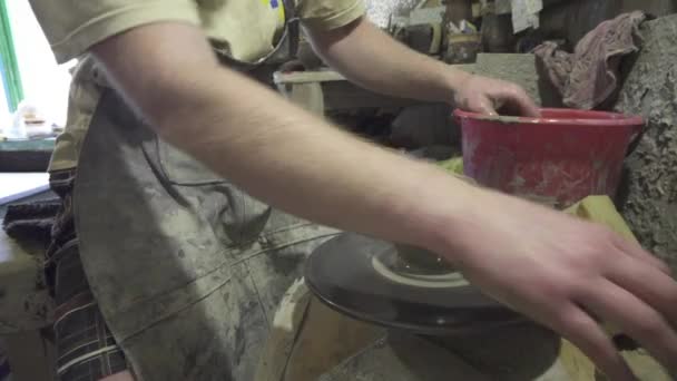 Creare vaso di argilla primo piano. Lo scultore in laboratorio fa la brocca da primo piano di argilla . — Video Stock