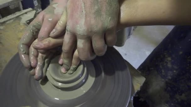 Clase de cerámica y taller: alfarero masculino profesional que muestra cómo hacer taza de arcilla en el estudio de cerámica . — Vídeo de stock