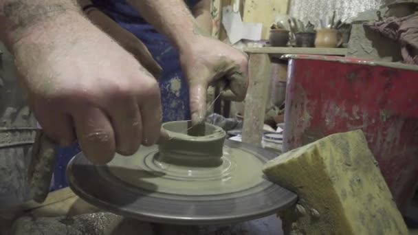 Lekce hrnčířství a dílna: profesionální hrnčíř ukazující, jak se dělá hliněný hrnek v keramickém studiu. — Stock video