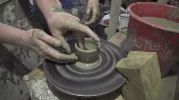 Keramik klass och verkstad: professionell manlig keramik visar hur man gör lera mugg i keramik studio. — Stockvideo