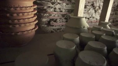 Kil yakın plan vazo oluşturuluyor. Atölyedeki heykeltıraş kilden sürahi yapıyor..