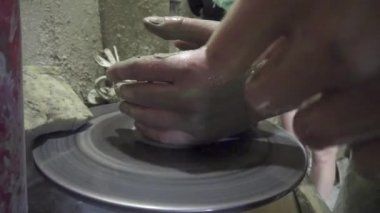 Kil yakın plan vazo oluşturuluyor. Atölyedeki heykeltıraş kilden sürahi yapıyor..