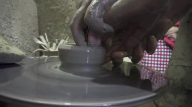 Çömlekçilik sanatını öğreten kıdemli çömlekçi. Nesiller boyu akıl hocalığı. Çocuklar için çömlek dersleri atölyesi