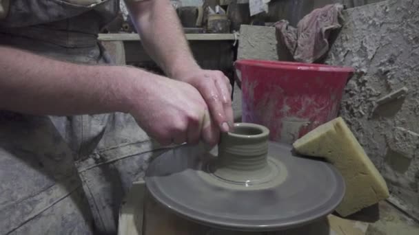Creación de jarrón de arcilla de primer plano. El escultor en taller hace jarra de arcilla de primer plano . — Vídeo de stock