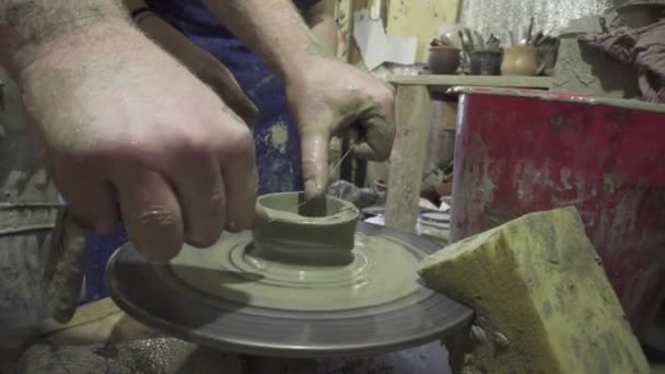Clase de cerámica y taller: alfarero masculino profesional que muestra cómo hacer taza de arcilla en el estudio de cerámica . — Vídeo de stock