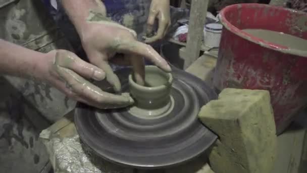 Klasa i warsztaty garncarstwa: profesjonalny garncarz pokazujący jak zrobić gliniany kubek w pracowni garncarskiej. — Wideo stockowe
