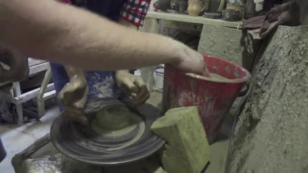 陶芸を教えるシニア陶芸家。メンタリング世代の概念。子供のための陶芸教室 — ストック動画