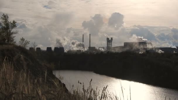 Hava kirliliği fabrikası duman boruları. — Stok video