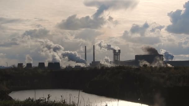 Фабрика забруднення повітря дим труби. — стокове відео