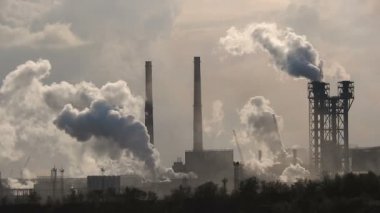 Hava kirliliği fabrikası duman boruları.