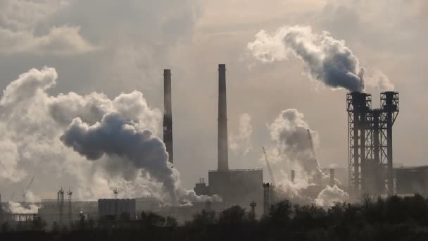 Фабрика забруднення повітря дим труби. — стокове відео