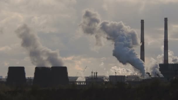 Fabryka zanieczyszczenia powietrza rury dymowe. — Wideo stockowe